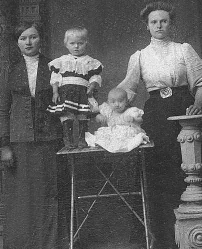 Rok 1918. Ojciec pana Bolesława Grzegorz Szpryngiel z siostrami Dominiką i Heleną. Na zdjęciu siedzi nieznana panu Bolesławowi kobieta.