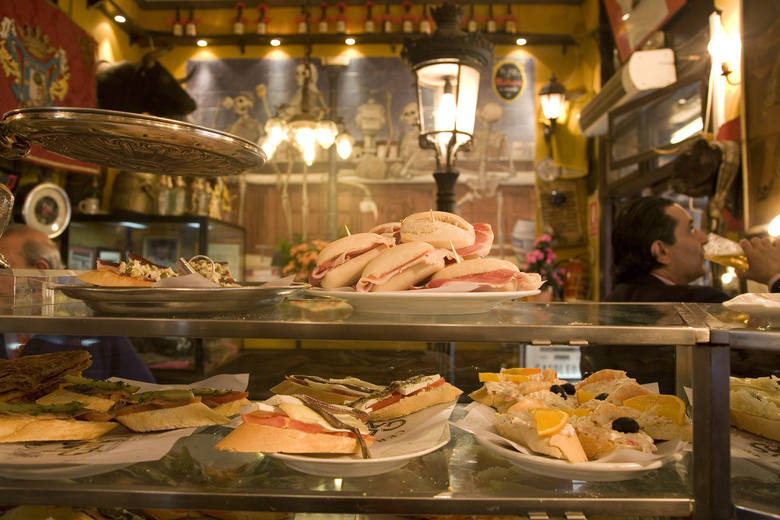 Moc kasztanowych smaków. Jakie potrawy królują na hiszpańskich stołach w święta? Najpopularniejsze toasty!
