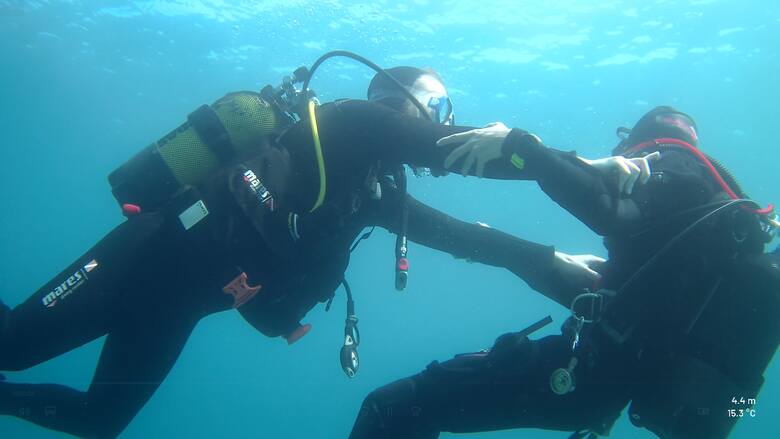 Pod wodą przez cały czas początkujący nurek znajduje się pod opieką instruktora.