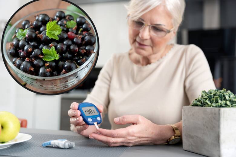 Starsza kobieta sprawdza glukometrem poziom cukru we krwi