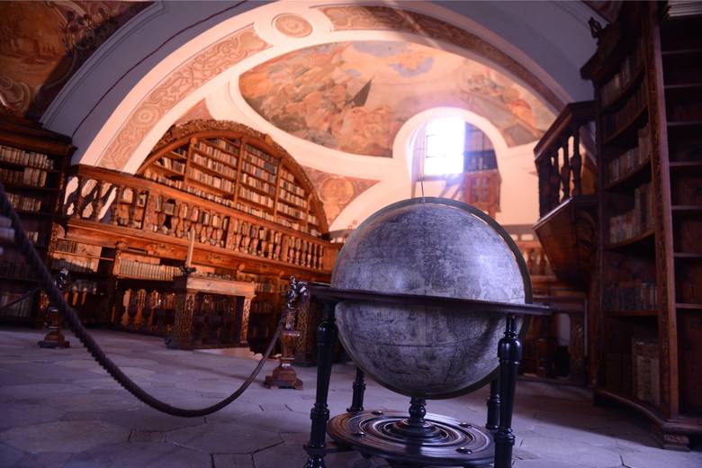 Biblioteka klasztorna, mieszcząca się na piętrze skrzydła wschodniego, ozdobiona została malowidłami Georga Wilhelma Neunhertza w 1736 r.