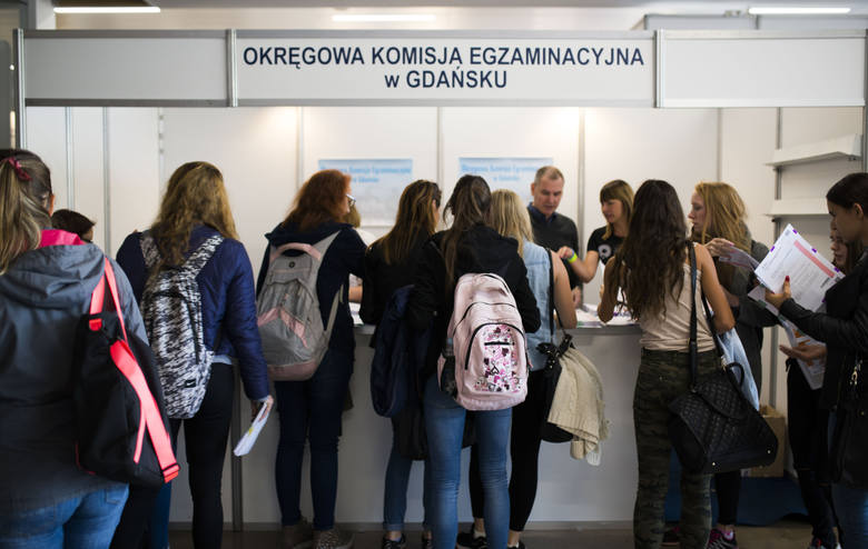 W foyer auli toruńskiego UMK prezentowało się ponad dwadzieścia uczelni publicznych i niepublicznych. Dzięki temu maturzyści mogli dowiedzieć się, jakie kryteria muszą spełnić, by pójść na wymarzone studia.