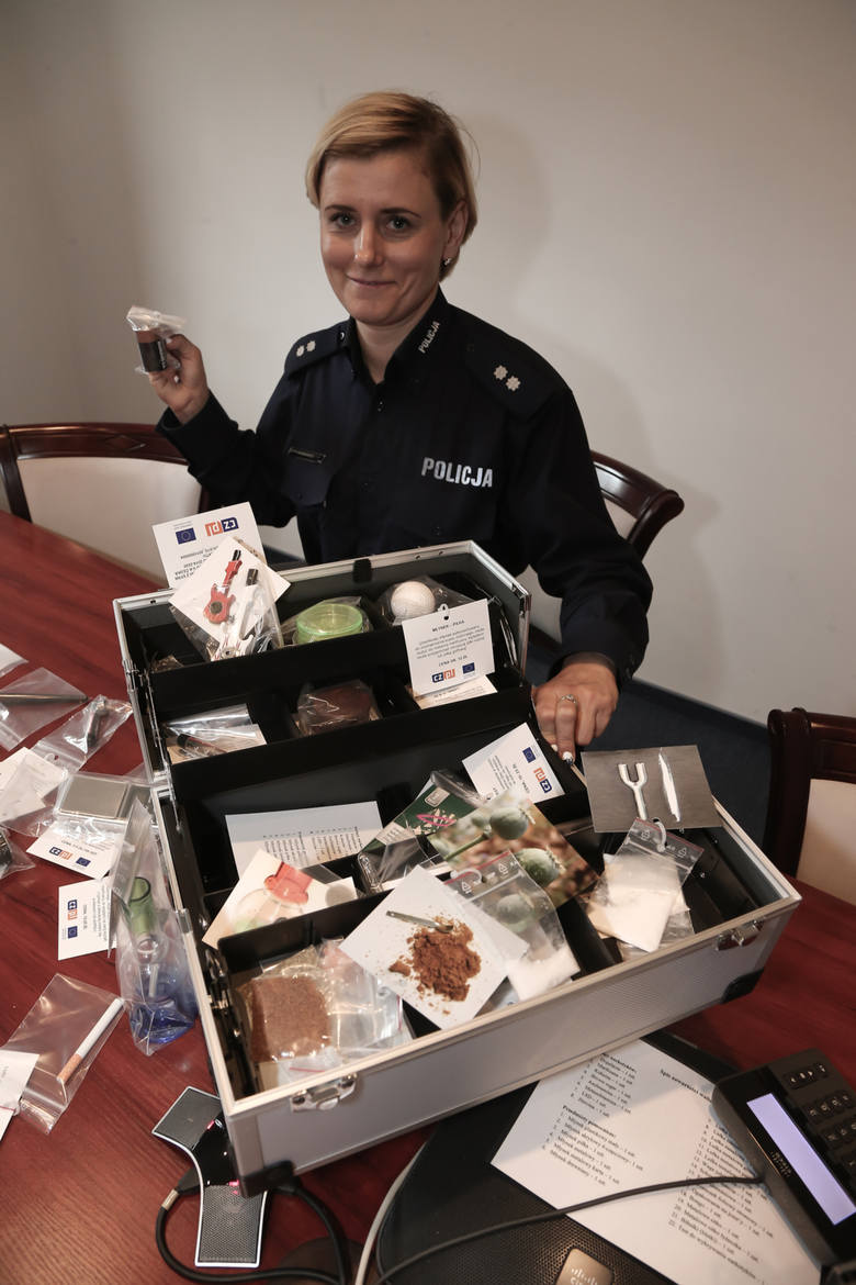 Podkomisarz Beata Borowicz z Komendy Wojewódzkiej Policji we Wrocławiu z atrapami narkotyków i sprzętu do odurzania się