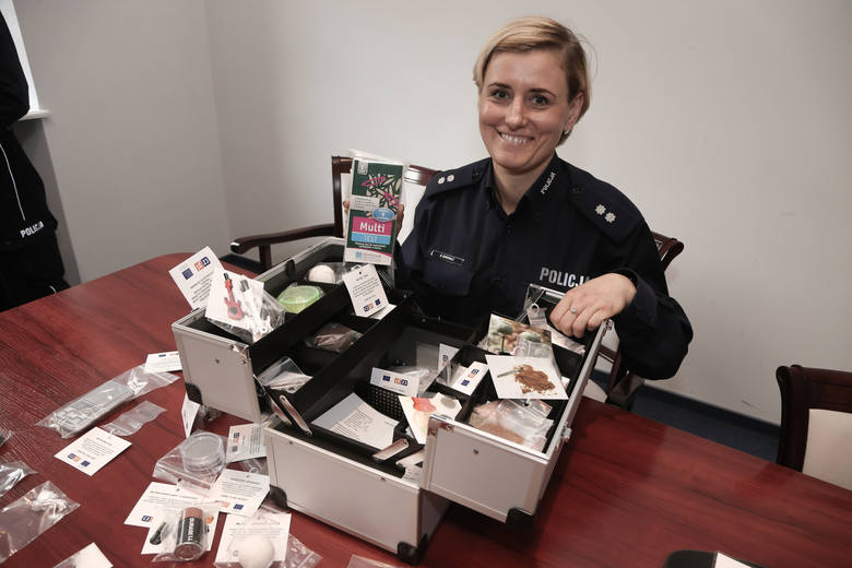 Podkomisarz Beata Borowicz z Komendy Wojewódzkiej Policji we Wrocławiu z atrapami narkotyków i sprzętu do odurzania się