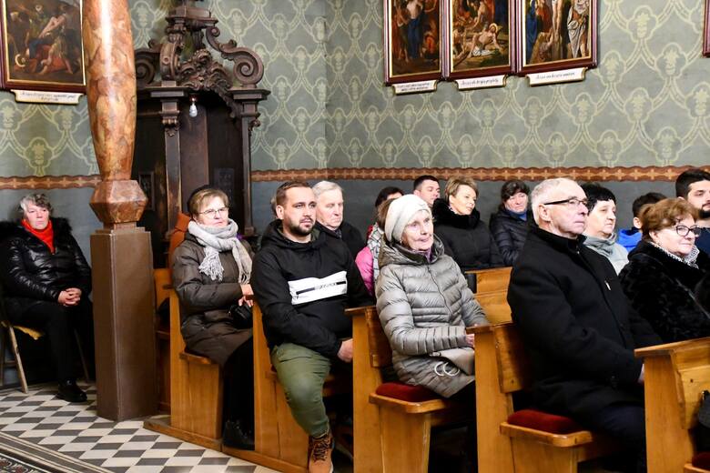 Chór Porębianie zaprosił mieszkańców Poręby Wielkiej (gm. Oświęcim) na koncert kolęd w kościele św. Bartłomieja Apostoła