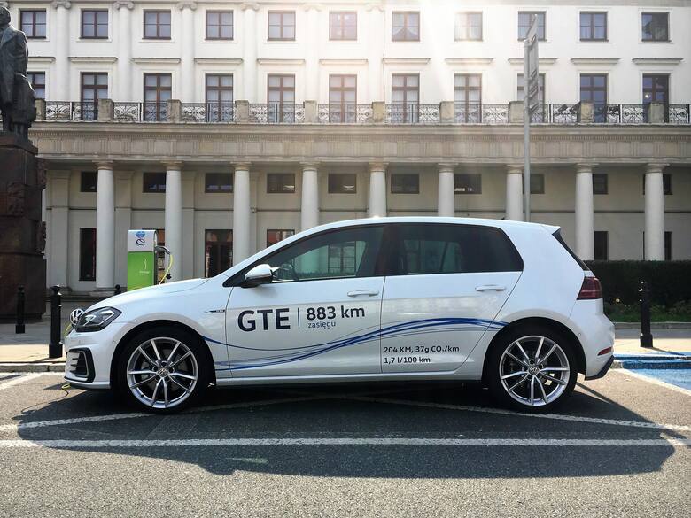 Volkswagen Golf GTE - testGolf GTE przyspiesza do setki w 7,6 s i rozwija prędkość 222 km/h. Auto napędzane jest silnikiem benzynowym 1.4 TSI z turbodoładowaniem