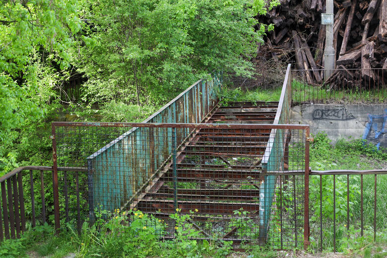 Nieczynny od 2022 roku mostek nad Babą w Olkuszu