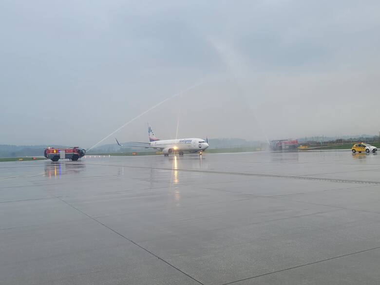 Pierwszy samolot SunExpress, który lądował w Krakowie 3 maja o godz. 5.45, powitano tradycyjnym salutem wodnym. Swój salut wodny dla "słonecznego