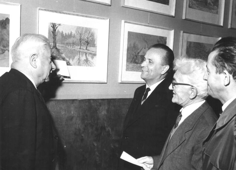 Wystawa malarstwa Józefa Myślickiego (w okularach). Z lewej  minister rolnictwa Jan Dąb-Kocioł. Kino w Mogilnie, 13 września 1966 r.