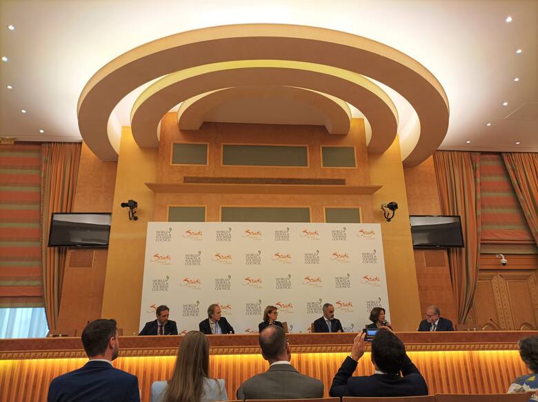 W czasie jednej z konferencji prasowych ministrowie turystyki Austrii i Portugalii wraz z europarlamentarzystami dyskutowali o problemach rosnących kosztów