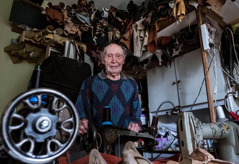 Józef Kania, szewc z ulicy Radiowej w Toruniu ma blisko 93 lata, a wciąż pracuje! W każdy dzień powszedni jest w zakładzie. Niedawno mówił nam, że jest "zawalony robotą". W niedziele oddaje się swojej pasji - malowaniu pejzaży.