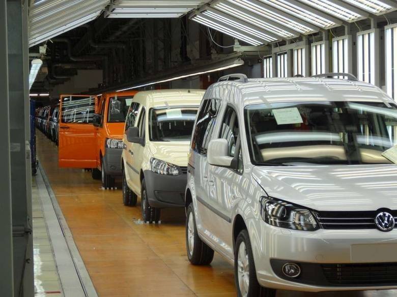 Fabryka Volkswagena powstanie we Wrześniu. Będą tam produkowany dostawczy crafter. Na zdjęciach fabryka w Poznaniu i Volkswagen CaddyFot:  Mateusz P
