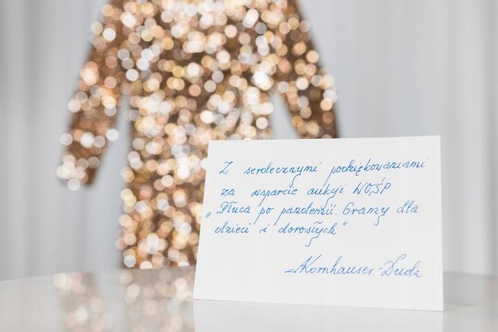Małżonka Prezydenta RP Agata Kornhauser-Duda na aukcję tegorocznego 32. Finału WOŚP przekazała wieczorową suknię, wyszywaną cekinami w kolorze złota,