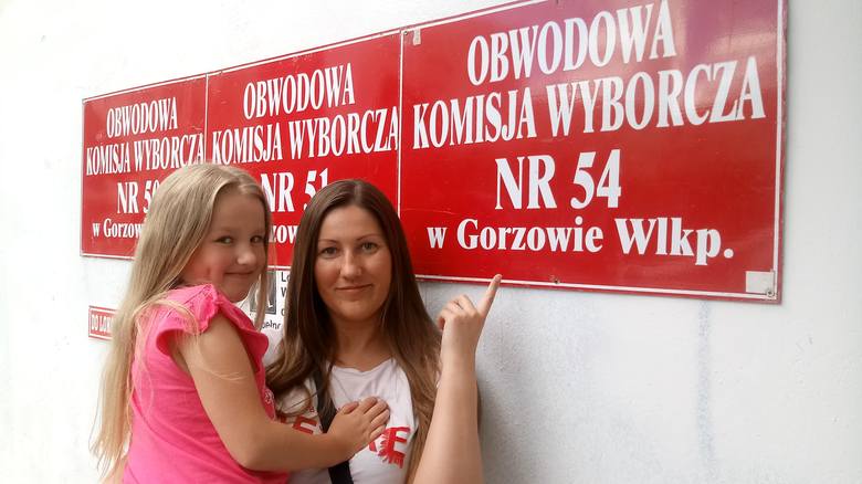 Gorzowianka Agnieszka Jasińska - Andrzejszczak głosowała w komisji nr 54 razem z córką Martyną (7 lat)