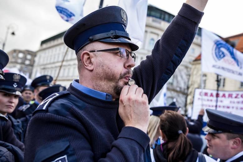 2 października w Warszawie protestowali przedstawiciele służb mundurowych. Po tygodniu udało się osiągnąć porozumienie.
