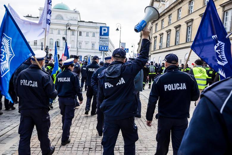 2 października w Warszawie protestowali przedstawiciele służb mundurowych. Po tygodniu udało się osiągnąć porozumienie.