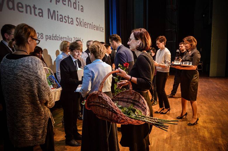 Stypendia prezydenta Skierniewic dla najlepszych uczniów [ZDJĘCIA]