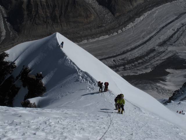 Podróż trwała 42 dni, a sama akcja górska ponad 20. W czasie wyprawy himalaiści zbudowali cztery obozy, by przejść przez proces aklimatyzacji.