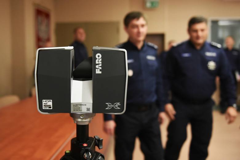 Poznańscy policjanci będą dokonywać oględzin przy pomocy nowoczesnego skanera 3D. Urządzenie pozwoli w kilkadziesiąt minut utrwalić ślady z miejsca zbrodni lub wypadku.