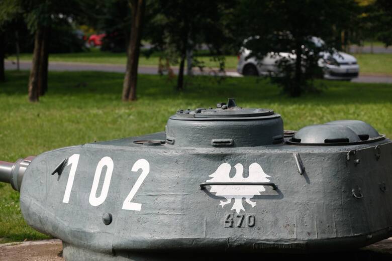 Nawiązaniem do miejsca kręcenia „Czterech pancernych i psa” jest ustawiona obok śluzy Okole wieżyczka czołgu z numerem 102.