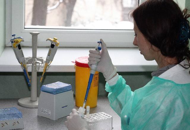 W laboratorium Wojewódzkiej Stacji Sanitarno-Epidemiologicznej w Łodzi wykonano 120 badań wymazu z gardła lub nosa metodą molekularną, która umożliwia wykrycie wirusa grypy. 