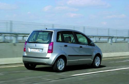 Fot. Fiat: Idea wykorzystuje płytę podłogową Punto. Napędzana silnikiem 1,4 l o mocy 77 KM ma wystarczającą dynamikę.