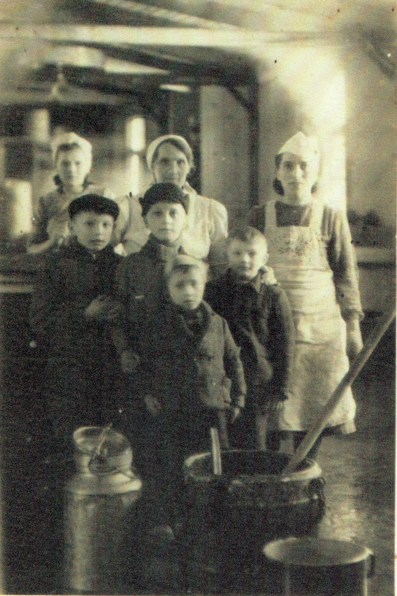 Pani Czesława Mularczuk (stoi pierwsza z lewej) w czasie pracy w obozowej kuchni w Treuenbrietzen