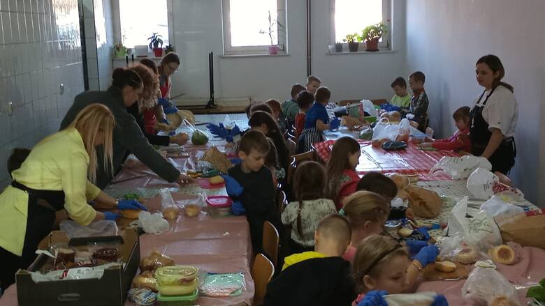 Tysiące, a może nawet miliony kanapek dla uchodźców z Ukrainy