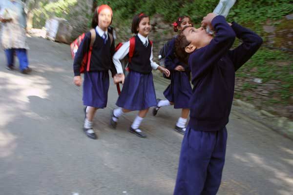 Podróz po Indiach<br /> Shimla, Himachal Pradesh. Dzieciaki wracające ze szkoly.