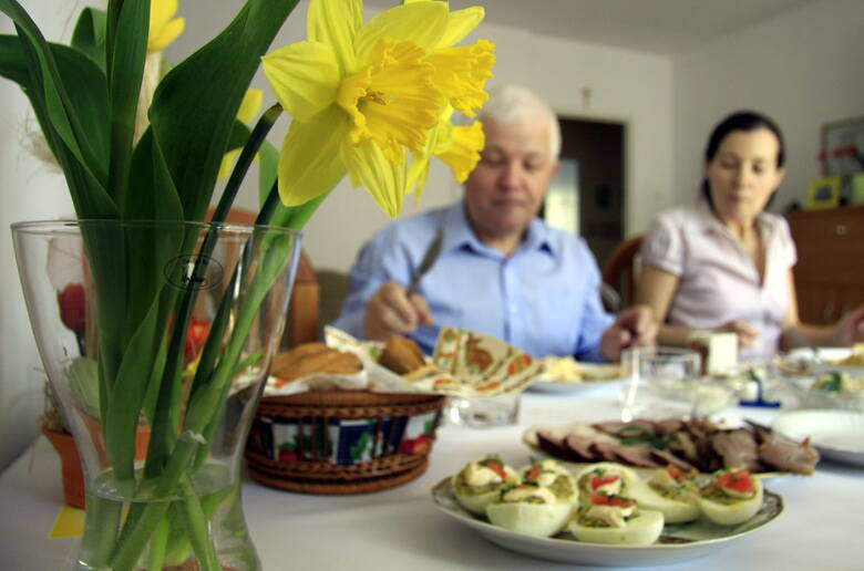 W Niedzielę Wielkanocną rozpoczynamy świętowanie uroczystym śniadaniem. Nie może na nim zabraknąć jajek, żurku, białej kiełbasy i ciast.