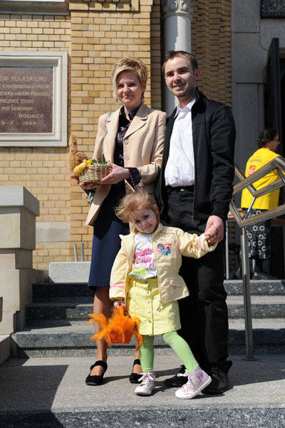 Ze święconką do katedry przyszła m.in. 3,5-letnia Wiktoria Karwowska z mamą Joanną i tatą Michałem.