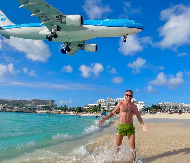 Lotnisko na wyspie Sint Maarten położone jest w taki sposób, że podchodzące do lądowania samoloty przelatują tuż nad głowami plażowiczów.