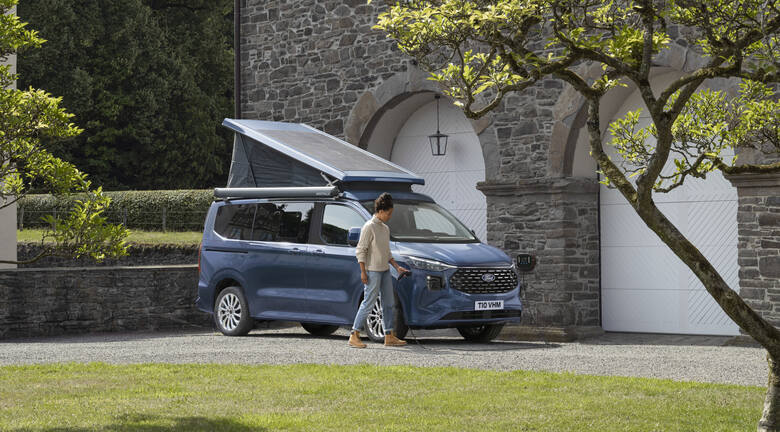 Ford prezentuje kampera Nugget nowej generacji, który łączy w sobie najnowsze rozwiązania z zakresu wyposażenia pojazdu i wnętrza, oferując tym samym