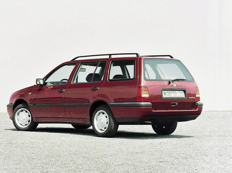 kombi/variant – 1993Pierwsze kombi w gamie Golfa było dłuższe od hatchbacka o 32 cm i mierzyło 4,3 m. Bagażnik miał pojemność 466 l, a po złożeniu siedzeń