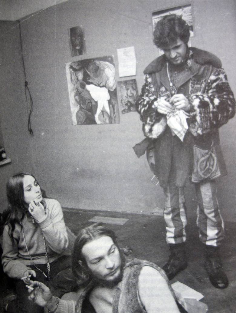 W komunie hipisowskiej w Ożarowie w 1968 roku; na pierwszym planie (u dołu) Józef Pyrz "Prorok.