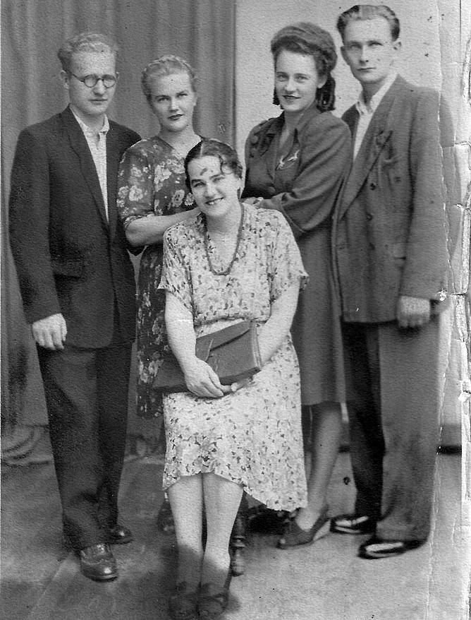 Od lewej: Leon Mariański - autor wielu prac o Wołyniu, jego żona Alicja ze Scelinów, teściowa (siedzi) Maria Scelinowa (1904-1973) oraz Wanda (lwowianka) i jej mąż Tadeusz Scelina, dyrektor Fabryki Silników „Besel” w Brzegu,  Brzeg 1948.<br /> 