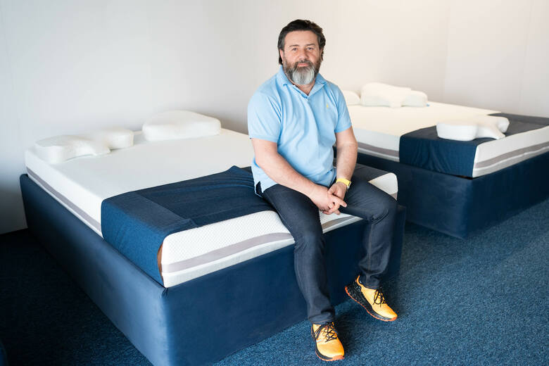 Jacek Ciesielski, właściciel firmy Onsen i produkowane przez nią materace i poduszki
