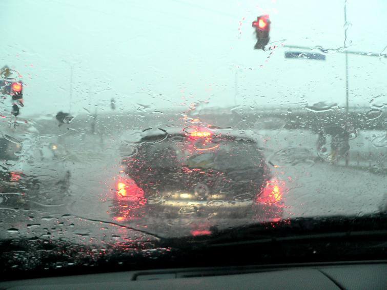 Sprawdź, jak bezpiecznie jeździć podczas burzy i silnej ulewy