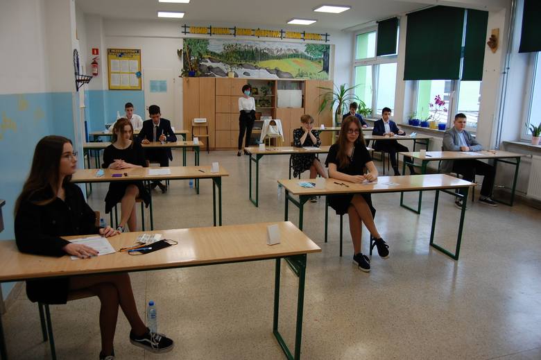 W Szkole Podstawowej nr 2 w Stąporkowie do egzaminu ósmoklasisty podchodzi w tym roku 38 uczniów w dwóch klasach. Sprawdzian pisali w czterech praco