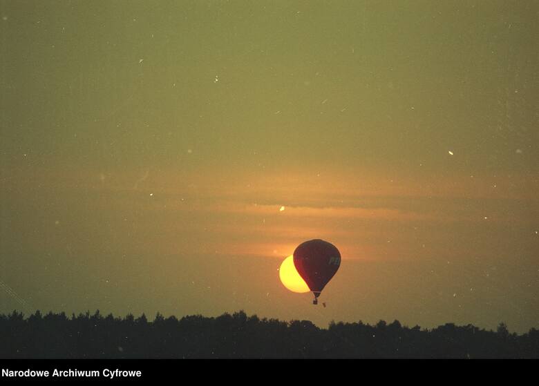Lotniczy weekend w sierpniu 1996 w Bydgoszczy. Targi, akrobacje myśliwców i balony nad miastem - archiwalne zdjęcia