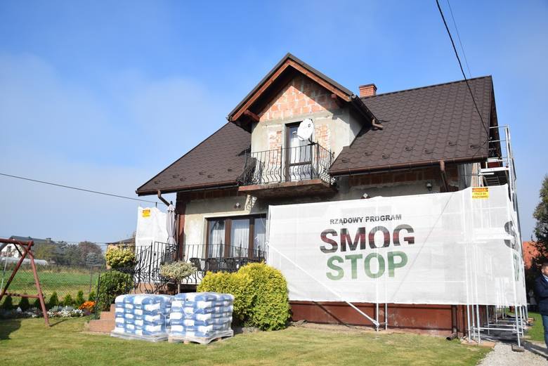 Zaczęła się termomodernizacja domów w ramach rządowego programu Smog Stop. Pierwszy docieplany dom, na którym wykonawca rozłożył rusztowania jest w Rzozowie.