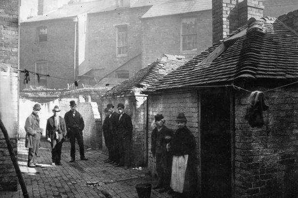 Zaułek robotniczej dzielnicy Birmingham w latach 1870-tych