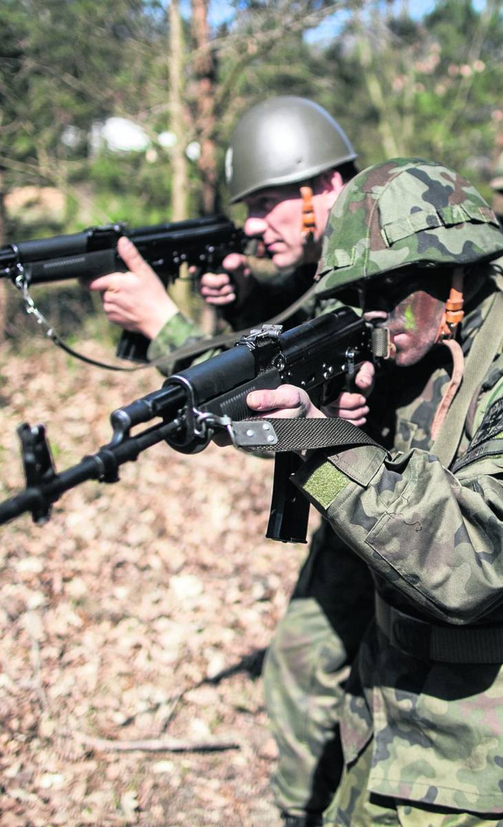 Polskie wojsko powołuje rezerwistów na ćwiczenia - czy w tej roli sprawdzą się także wspierane przez MON organizacje paramilitarne?