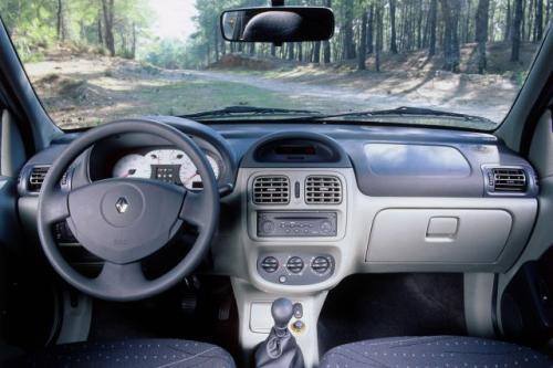 Fot. Renault: Tablica przyrządów została przejęta z modelu Clio – jest czytelna.