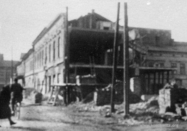 Wyburzenia objęły wiele budynków w mieście, w tym także na Rynku