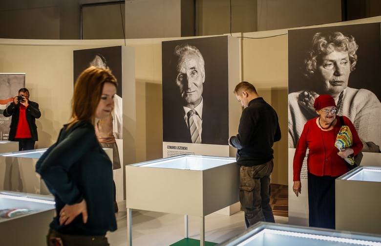 Na ekspozycji zaprezentowano pamiątki opowiadające głównie o pomocy, jakiej Polacy udzielili Węgrom w 1956 r., ale są też takie, które przypominają o aspekcie militarnym Dopełnieniem eksponatów prezentowanych w gablotach są portrety Węgrów i Polaków biorących udział w rewolucji