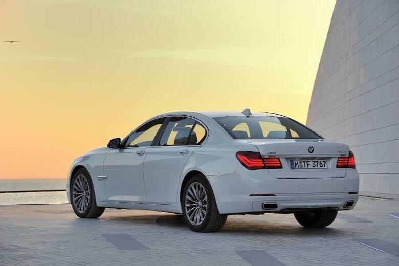 Gdy w 2008 roku zaprezentowano BMW serii 7 F01 i F02 (wersja z wydłużonym rozstawem osi), radykalni miłośnicy marki odetchnęli z ulgą. Po, według niektórych,