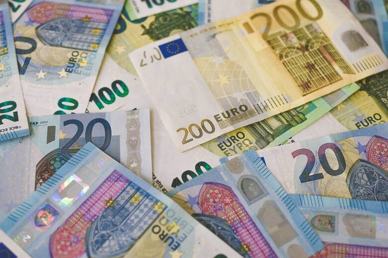 Policja zatrzymała 9 osób, w tym jedną z Polski, oskarżonych o wyłudzenie ponad 640 milionów euro. Zdjęcie ilustracyjne