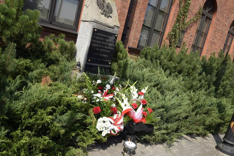 Kwiaty dla spalonych żywcem więźniów Pawiaka złożono we wtorek, 31 lipca, pod tablicą upamiętniającą ten fakt. Do zbrodni doszło 31 lipca 1944 r. Tablica została ufundowana w 60. rocznicę tego tragicznego wydarzenia.