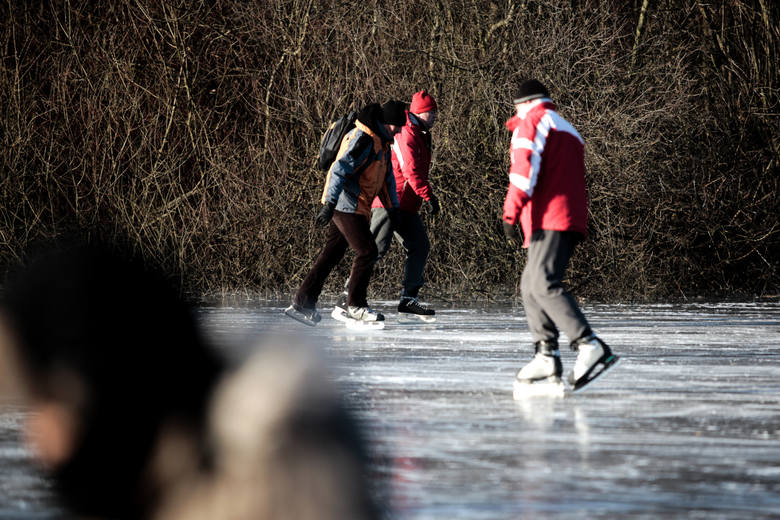 Bardzo niskie temperatury nie odstraszyły narciarzy i snowboardzistów, którzy zjechali wczoraj do Myślęcinka na rozpoczęcie tegorocznego sezonu.
